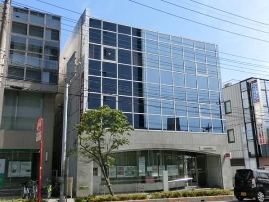 【周辺】　武蔵野銀行所沢駅前支店：486m